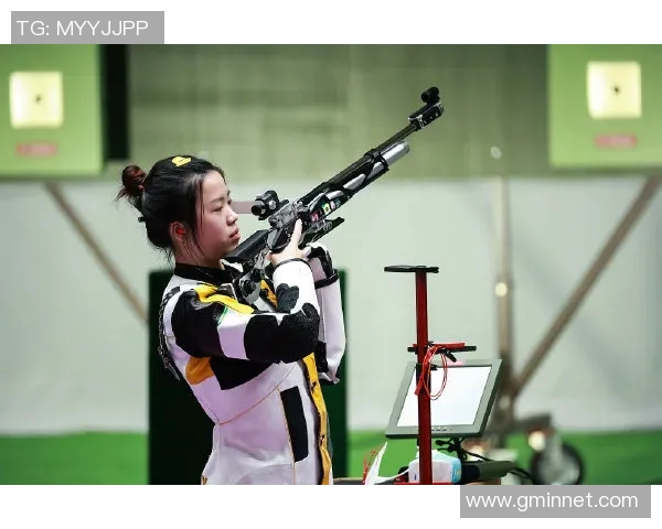 足球明星亲自示范美甲技巧让你也能拥有球场魅力与时尚风采