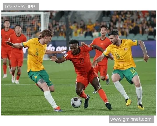 足球明星在比赛中踢球时脱皮的高清图片展示与分析